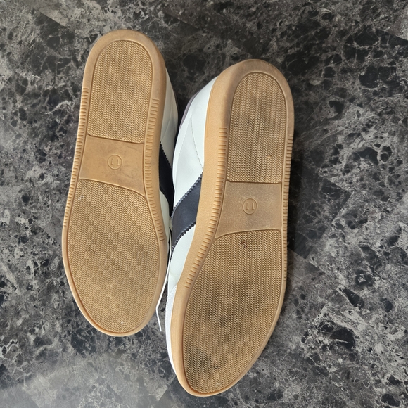 Universal Thread White and Black Sneakers with Tan Sole - Picture 8 of 8